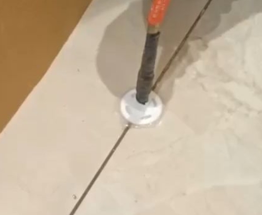 博尔塔拉瓷砖空鼓维修公司专业解答瓷砖在铺贴过程中，如果没有涂抹均匀到位的粘结材料（如水泥砂浆或瓷砖胶），可能会导致以下问题